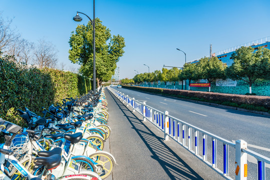 街头过量投放的共享单车