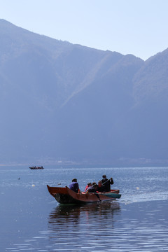 泸沽湖的彩色游船