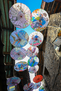 丽江古城悬挂的花伞