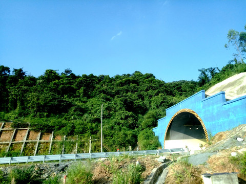 高速隧道口