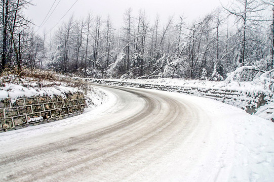 下雪的公路