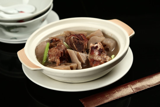 筒骨章鱼煲莲藕