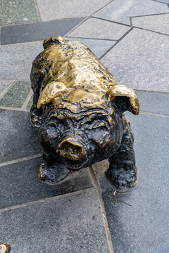 铜猪雕塑