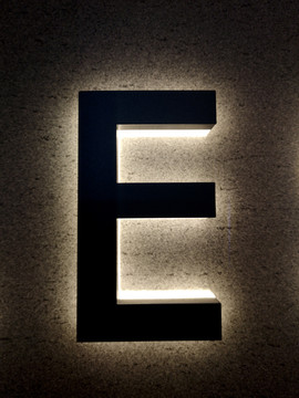 黑色发光立体字母E