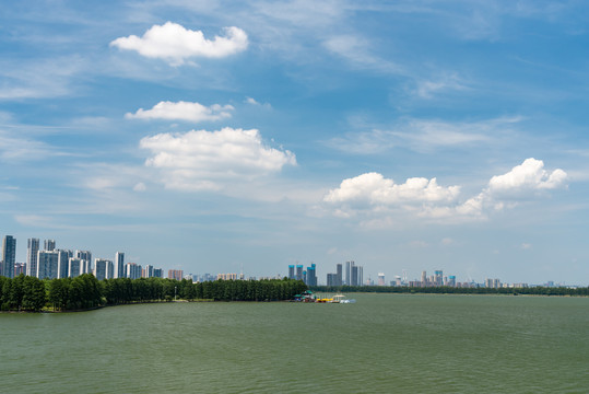 武汉东湖风景区的蓝天白云