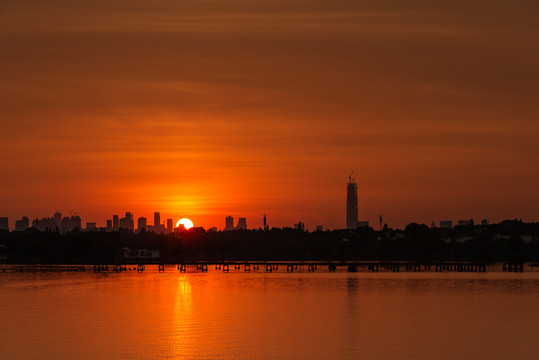 武汉东湖吹笛景区的落日美景