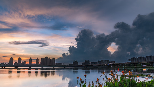 武汉夏日暴雨来临之前