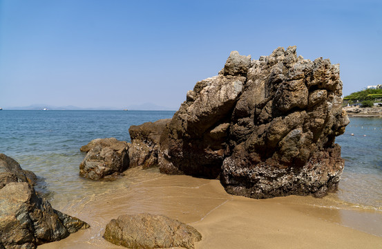 海岛礁石蓝天