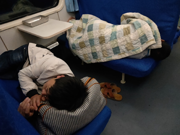 绿皮火车上睡觉的人