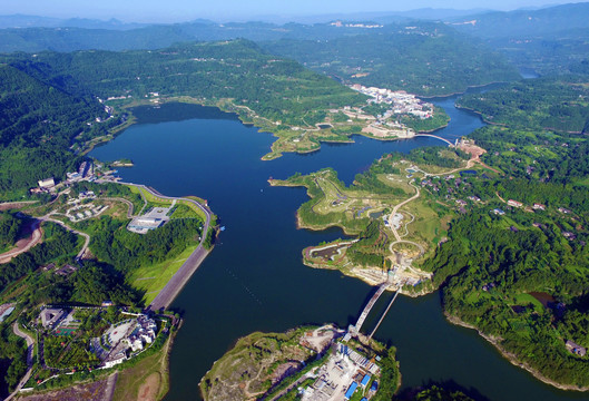 巴中化城山水化湖航拍