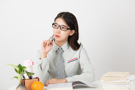 坐在课桌前女学生