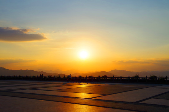 广场夕阳