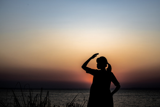 夕阳下的少女