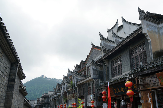 凤凰古城街边建筑的屋檐