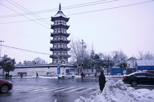 雪景宝塔