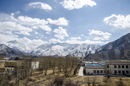 雪山脚下民居