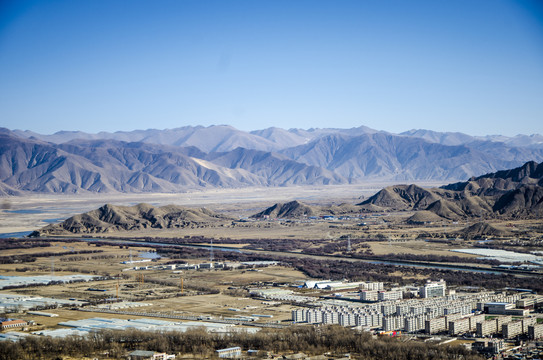 青藏高原山海中的小城日喀则边郊
