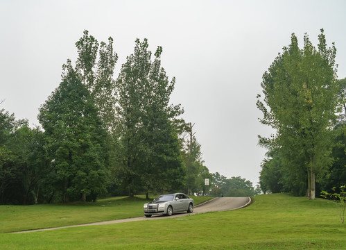高尔夫球场园林绿草地蜿蜒汽车