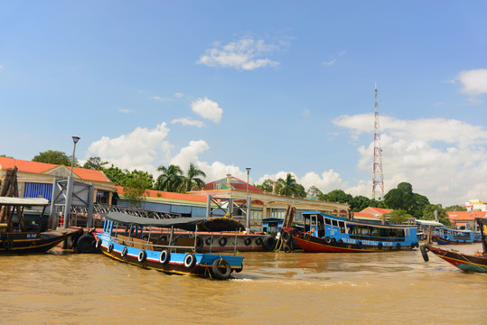 越南九龙江旅游景区的码头和游船