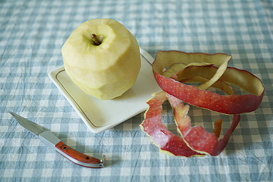 格子桌布的上削皮苹果