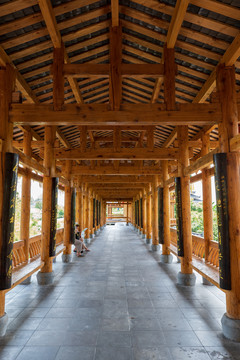 中式长廊风雨桥