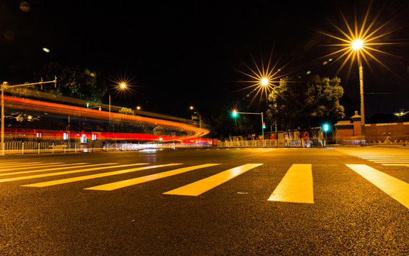城市夜晚的街头公交车灯的拖影