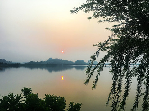 晨曦中的波海湖公园