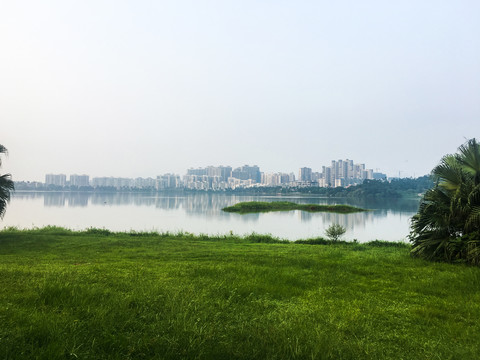 晨曦中的波海湖公园