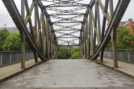 钢架铁桥