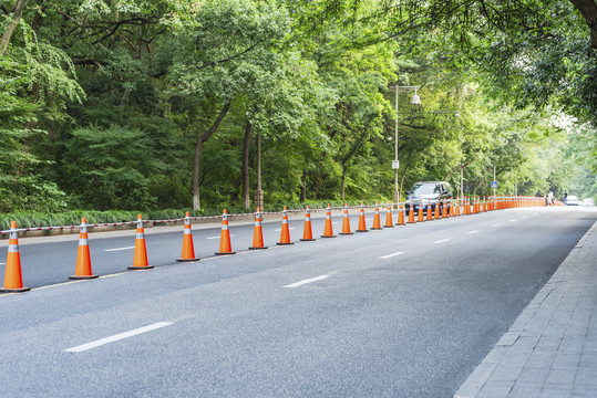 城市道路分流路障