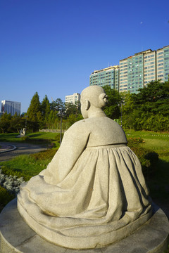 韩国朝鲜族盛装少女石雕