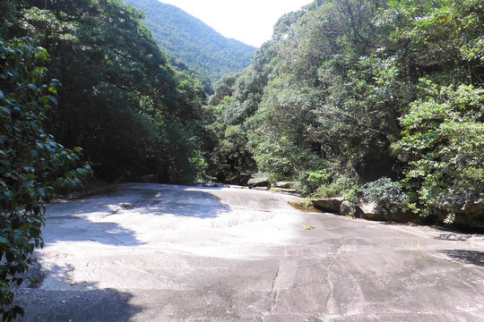 梁野山石壁路