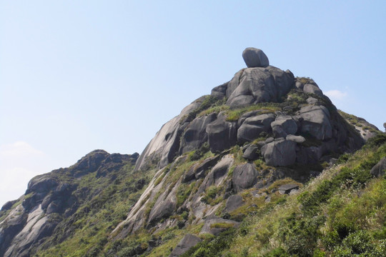 梁野山古母石