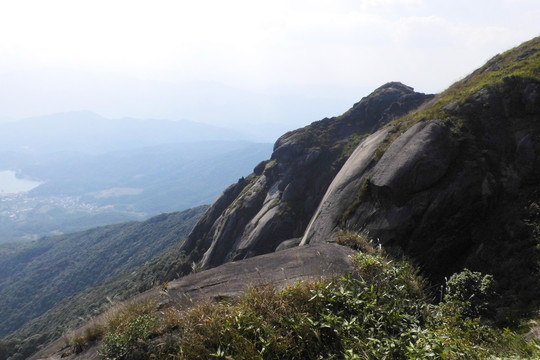 梁野山峭壁