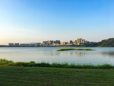 晨曦中的波海湖公园