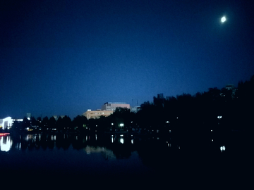 公园的湖面夜景