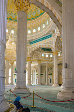 清真寺内祈祷的穆斯林