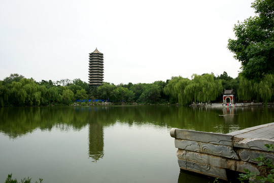 北京大学未名湖与博雅塔