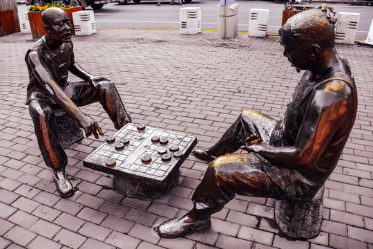 下棋雕像