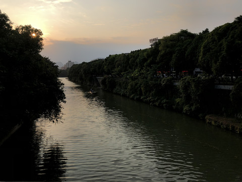 夕阳下山的河畔