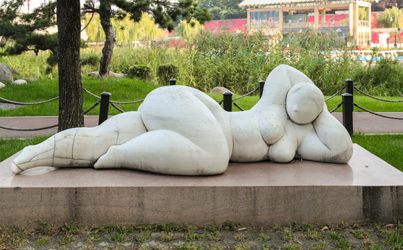 西安城市雕塑卧女