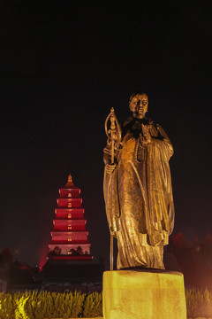 西安玄奘雕塑与大雁塔夜景