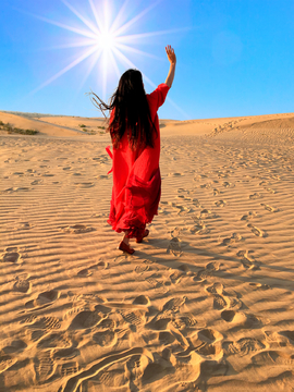 沙漠红衣女子背影