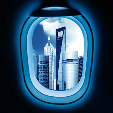 飞机舷窗看上海的摩天大楼