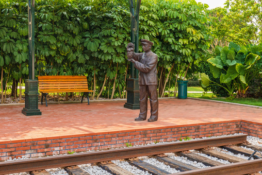 七八十年代火车站台列车员雕塑