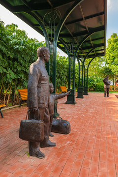 七八十年代火车站台乘客雕塑