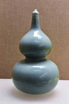 清代豆青釉带盖葫芦瓶