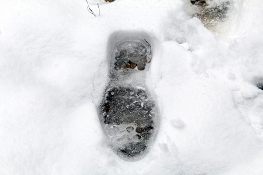 大雪淹没的鞋子