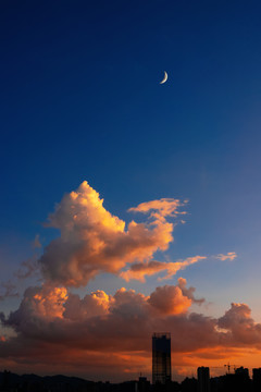 昆明城市上空彩云追月