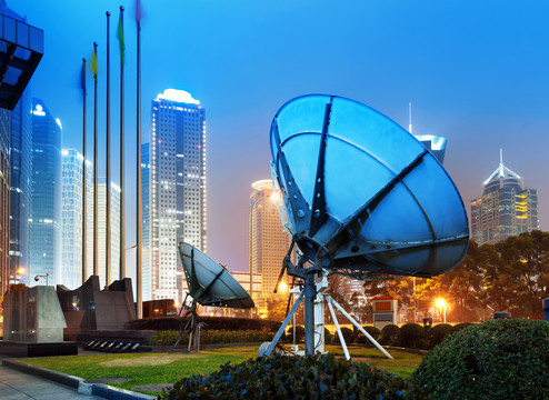 上海的摩天大楼和卫星天线